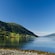 La costa y las montañas arboladas que rodean Nordfjord, Noruega